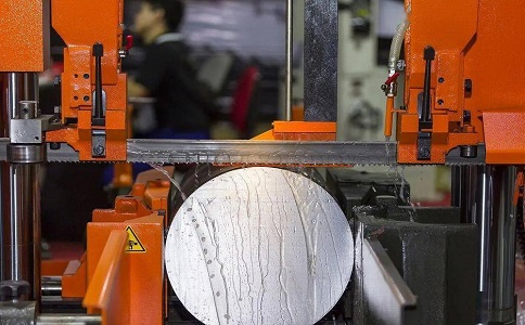 安居立式金属带锯床切削出现跑带故障解决方法！
